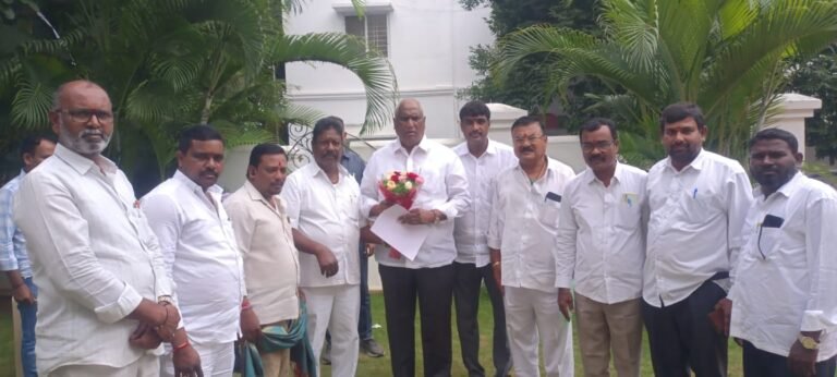 మంత్రిని కలిసిన బేడ బుడగ జంగం జాయింట్ యాక్షన్ కమిటీ నాయకులు