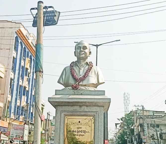 ప్రొద్దుటూరు చరిత్రను పాతరేయకండి – డాక్టర్ ప్రసాదరెడ్డి విగ్రహంపై తీవ్ర అభ్యంతరాలు