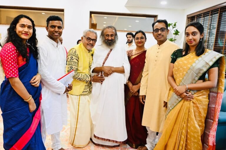 ఆర్ట్ ఆఫ్ లివింగ్ గురుదేవుడిని కలిసిన ఇంపాక్ట్ ఇంటర్నేషనల్ బృందం:జాతీయ అధ్యక్షురాలు కె. మాధవి, సంఘటనా కార్యదర్శి కె. రామచంద్రుడు, ప్రముఖ శిక్షకులు డా. వీరు సురేష్, డా. కె. సాయి సుజన