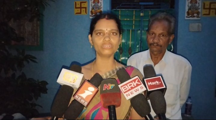భర్తతో కాపురం కోసం భార్య నిరసన – ఇంటి ముందు నిరాహార దీక్షకు కూర్చొన్న శారద