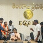 రోడ్లు, డ్రైనేజీలు లేక అవస్థలు పడుతున్న ప్రజలు