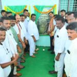 బోర్డు మీద ఆర్గానిక్ పాలు, అమ్మదేమో కంపెనీ పాలప్యాకెట్లు