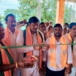 గుంతలతో, కంకర తేలి ఉన్న రోడ్డు :