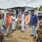 వల్లాల అమరవీరుల స్థూపాన్ని పరిశీలనకు వచ్చిన నాయకులు