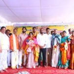 హైవేలో వాహన దారులకు పుడ్ పంపిణీ