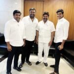 జిల్లా కలెక్టర్ ఆనంద్ కలిసి నూతనంగా వచ్చినందుకు శుభాకాంక్షలు తెలియజేసి శాలువాతో సన్మానించి కొన్ని సమస్యల మీద వినతి పత్రాలను అందజేసిన సమాచారకు జిల్లా అధ్యక్షుడు హోన్నూరప్ప ఉపాధ్యక్షుడు కోటేగంటి నబి రసూల్ మరియు కమిటీ సభ్యులు*