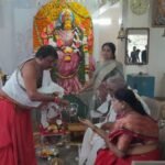 కోనేరులో బ్లీచింగ్ పౌడర్ పిచికారి