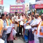 .రాహుల్ గాంధీ బహిరంగ క్షమాపణలు చెప్పాలి* *మోడీ తల్లిపై అనుచిత వ్యాఖ్యలు సరికావు* *అమలాపురం గడియార స్తంభం సెంటర్లో బీజేపీ