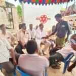 *యర్రంపాలెం మత్స్య సహకార సంఘం నెంబర్ బి 61 ఎన్నికలు ఏకగ్రీవం* *అధ్యక్షుడిగా పాక నాగేశ్వరరావుఏకగ్రీవ ఎన్నిక* కాకినాడ జిల్లా జగ్గంపేట సెప్టెంబర్ 9: గండేపల్లి మండలం యర్రంపాలెం మత్స్య సహకార సంఘం నెంబర్ బి 61 నూతన పాలకవర్గఎన్నికలు సెప్టెంబర్ 9వ తేదీ మంగళవారం గండేపల్లి మండలం ఎస్సీ సెల్ అధ్యక్షులు పెదపాటి శుభకర్ ఆధ్వర్యంలో ఏకగ్రీవంగా జరిగాయి. సంఘ అధ్యక్షుడిని పాక నాగేశ్వరరావు, కార్యదర్శిగా పేదపాటి సుబ్బారావు, కార్యవర్గ సభ్యులుగా పులి వెంకన్న, పిల్లి సుబ్బారావు, సైనం పెద్దబ్బులు, బోర్ర ప్రసన్నకుమార్, నీలపల్లి అప్పారావు, నూకతట్టు దేవదాసు, సైనం పౌలు అను ఏడుగురు సభ్యులను కార్యవర్గ సభ్యులుగా ఎన్నుకోవడం జరిగింది. వీరి పదవి కాలం ఐదు సంవత్సరాలు అనగా 2030 వరకు పనిచేస్తారు. ఈ ఎన్నికలకు ఎన్నికల అధికారిగా రాజేంద్ర కుమార్ ఎఫ్డిఓ ఏలేశ్వరం పర్యవేక్షణలో ఎన్నికలు జరిగాయి. ఎమ్మెల్యే జ్యోతుల నెహ్రూ సహకారంతో రాబోయే ఐదు సంవత్సరాలు మా మత్స్య సహకార సంఘాన్ని మరింత బలోపేతం చేసుకుంటామని అన్నారు. ఎన్నికల్లో మత్స్యకార సహకార సంఘ సభ్యులు అందరూ పాల్గొన్నారు. ఈ కార్యక్రమంలో మత్స్యకార సొసైటీ సంఘం సభ్యులు పాల్గొన్నారు.