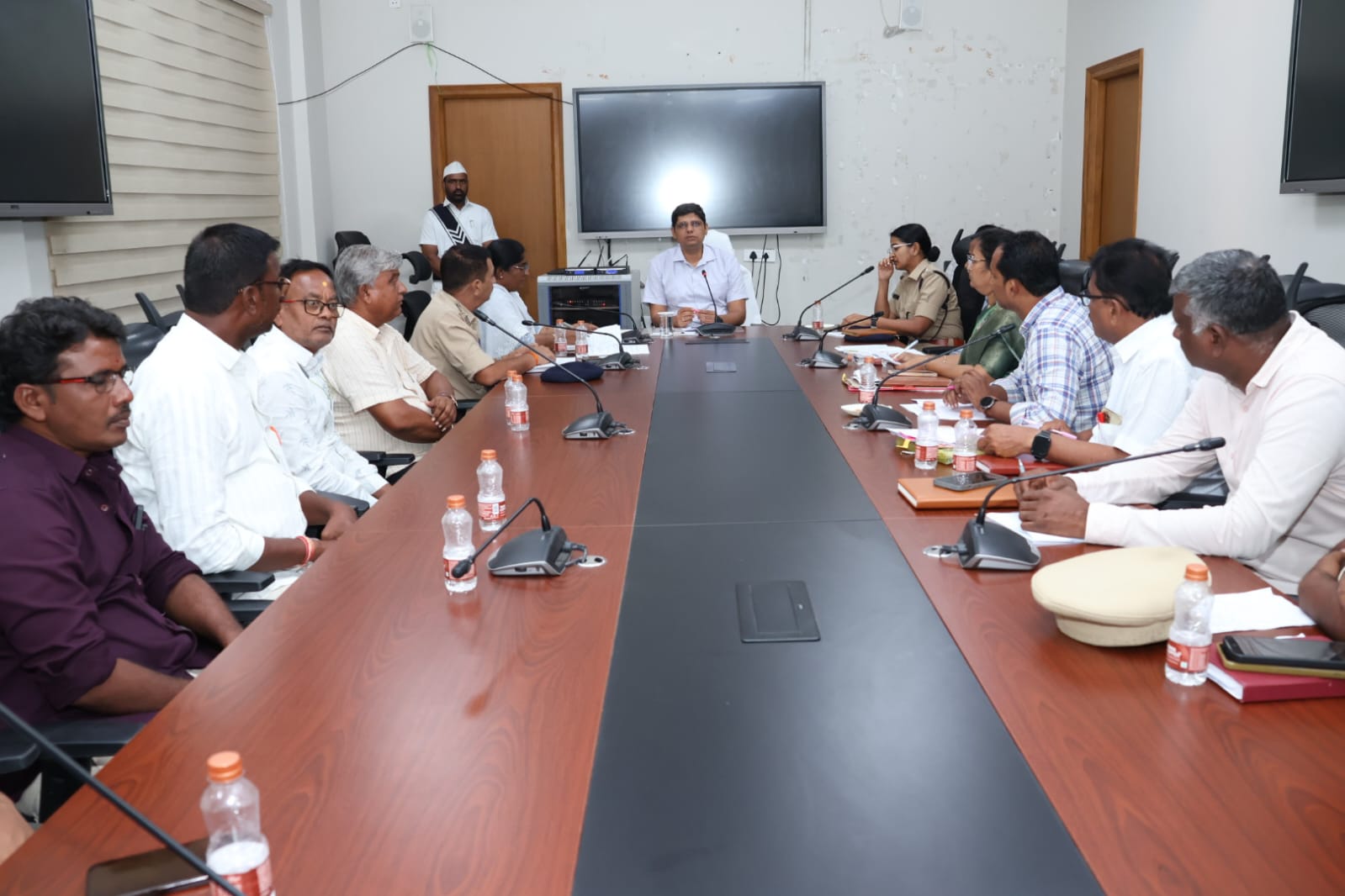 విద్యార్థులకు మెనూ ప్రకారం మధ్యాహ్న భోజనం అందించాలి