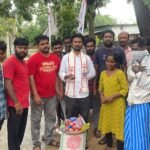 ఎస్సీ కాలనీలో నిత్యావసర వస్తువులను పంపిణీ చేసిన వైకాపా నేత