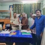 గుల్జార్ భాషకు ఉరుసు ఆహ్వాన పత్రిక అందించిన హైదర్ సాహెబ్