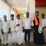 శబరిమల మహా పాదయాత్రకు బయలుదేరిన లింబ గ్రామం తిరుపతి స్వామికి వాటోలి స్వాముల ఘన సన్మానం”.