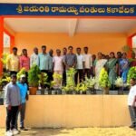 మద్దికేర లో విద్యుత్ అధికారులకు వస్త్రాలు పంపిణీ