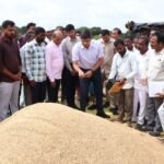 మొంథా తుఫాన్ కంట్రోల్ రూమ్ ను సందర్శించిన జిల్లా కలెక్టర్ ఎ ఎస్ దినేష్ కుమార్ ప్రజల రక్షణకు అత్యంత ప్రాధాన్యత