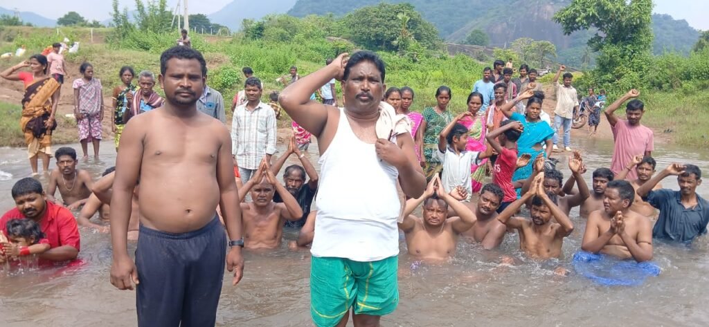 తాడివలస గిరిజనుల జలదీక్ష రోడ్లు, బ్రిడ్జీల కోసం వందలాది మంది ఆందోళన వీ. మాడుగుల మండలం శంకరం పంచాయతీకి చెందిన తాడివలస, గోప్పూరు, రాయిపాలెం, రాజంపేట, వెలగలపాడు, కోత్తవలస, మామిడిపాలెం గ్రామాల వందలాది గిరిజనులు శుక్రవారం తాడివలస గెడ్డలో జలదీక్ష చేపట్టారు. వర్షాకాలంలో రోడ్ల లేమితో గర్భిణీలు, చిన్న పిల్లలు, రోగులు తీవ్ర ఇబ్బందులు పడుతున్నారని, గత ప్రభుత్వం హామీలు నెరవరలేదని వారు ఆందోళన వ్యక్తం చేశారు. వందలాది మంది మహిళలు, పురుషులు “గెడ్డలపై బ్రిడ్జులు, రోడ్ల సౌకర్యం కల్పించాలి” అంటూ నినాదాలు చేశారు. సర్పంచ్ వై. రమేష్, స్థానిక నేతలు కార్యక్రమంలో పాల్గొని గిరిజనుల ఆందోళనను స్వీకరించారు.