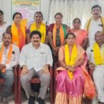 జగపతినగరం గ్రామం బాలరాజ్ నగర్ కాలనీ లో జనసైనికుడు నాగబోయిన శివ గారి నూతన గృహప్రవేశం కార్యక్రమానికి హాజరైన జగ్గంపేట జనసేన ఇంచార్జ్ తుమ్మలపల్లి రమేష్. ఈ కార్యక్రమం లో మాజీ సొసైటీ చైర్మన్ చదలవాడ బాబీ,ఎల్లపు దొరబాబు, గంధం ప్రభాకర్,చిక్కాల కల్కి భగవాన్,సూరిబాబు, మాదారపు వీరబాబు,బోండా నందిబాబు,బోండా రమణ, ముద్రగడ పెద్దకపు,తదితరులు పాల్గొన్నారు