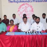 మృతి చెందిన స్నేహితుడు కుటుంబానికి ఆర్థిక సహాయం అందజేత