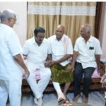 కేక్ కట్ చేస్తున్న శ్రీకాంత్ యాదవ్..