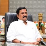 కర్నూల్ జిల్లా శివారులో జరిగిన బస్సు ప్రమాదం ఘటన స్థలాని పరిశీలించిన జిల్లా కలెక్టర్ బి.యం సంతోష్, ఎస్పీ శ్రీనివాసరావు.