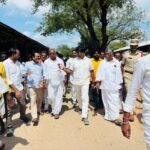 నష్టపోయిన పంటను పరిశీలించిన – ఆమ్ ఆద్మీ పార్టీ జిల్లా అధ్యక్షుడు సయ్యద్ హైదర్