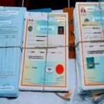 కుల వివక్షతో ఉద్యోగుల అవమానం అధికారిపై వెంటనే చర్యలు తీసుకోవాలి నల్ల బ్యాడ్జీలతో నంద్యాల వాణిజ్య పన్నుల శాఖ కార్యాలయంలో ఆంధ్రప్రదేశ్ ప్రభుత్వ ఉద్యోగుల సంఘం నిరసన