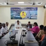 కుల వివక్ష అవివేకం – అధికారి పై తక్షణ చర్యలు చేపట్టాలి నల్ల బ్యాడ్జీలతో రెండవ రోజు నంద్యాల వాణిజ్య పన్నుల కార్యాలయంలో నిరసన