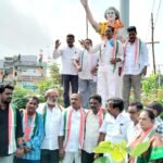 * కాంగ్రెస్ పార్టీ అభ్యర్థికి మద్దతుగా మాజీ మేయర్ ఇంటింటి ప్రచారం *