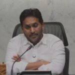 ధాన్యం తడవకుండా చూడాలని ధాన్యం కొనుగోలు కేంద్రాల ఇన్ ఛార్జ్ లను ఆదేశించిన : జిల్లా కలెక్టర్