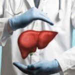 ఏపీ ఎమ్మార్పీఎస్ రాష్ట్ర అధ్యక్షులు దాసరి సువర్ణ రాజు డిమాండ్గొపాలపురం నియోజకవర్గం పున్నమి న్యూస్✍️రెడ్డిసత్యసుబ్రహ్మణ్యం సీనియర్ రిపోర్టర్ 9989086083 ప్రైవేట్ రంగంలో 75 శాతం రిజర్వేషన్లు కల్పించాలి * ఎస్సీ కార్పొరేషన్ నిధులు ఇతర పథకాలకు దారి మళ్ళించకుండా ఎస్సీల సంక్షేమానికే ఖర్చు చేయాలి * కల్తీ మద్యం అమ్మకాలు అరికట్టాలి * ఏపీ ఎమ్మార్పీఎస్ రాష్ట్ర అధ్యక్షులు దాసరి సువర్ణ రాజు డిమాండ్ ప్రభుత్వం నుంచి సబ్సిడీలు, రాయితీలు పొందుతూ పరిశ్రమలు స్థాపిస్తున్న పరిశ్రమలు ప్రైవేట్ రంగంలో 75 శాతం రిజర్వేషన్లు కల్పించాలని ఏపీ ఎమ్మార్పీఎస్ రాష్ట్ర అధ్యక్షులు దాసరి సువర్ణ రాజు డిమాండ్ చేశారు. ఆదివారం రాజమండ్రి ప్రెస్ క్లబ్ లో రాష్ట్ర మాదిగ ఉద్యోగుల సంఘం రాష్ట్ర అధ్యక్షులు, తూర్పుగోదావరి జిల్లా ఉత్తమ ఉపాధ్యాయ అవార్డు గ్రహీత ఉందుర్తి సుబ్బారావు ఆధ్వర్యంలో ఏర్పాటుచేసిన విలేకరుల సమావేశంలో ఆయన మాట్లాడుతూ ఏపీ మాదిగ రిజర్వేషన్ పోరాట సమితి ఆధ్వర్యంలో రాష్ట్ర పర్యటనలో భాగంగా రాజమహేంద్రవరం విచ్చేసినట్లు తెలిపారు. ప్రజల సొమ్ముతో ప్రభుత్వం ద్వారా భూములు, బ్యాంకు లోన్లు, ఇతర మౌలిక వసతులు పొంది పరిశ్రమలు ఏర్పాటు చేస్తున్న పారిశ్రామికవేత్తలు తమ పరిశ్రమలలో స్థానికులకు 75 శాతం రిజర్వేషన్లు కల్పించాలని డిమాండ్ చేశారు. దీనిపై రాష్ట్ర ప్రభుత్వం కేంద్ర ద్వారా పార్లమెంట్ లో చట్టాన్ని తీసుకురావాలని కోరారు. ప్రైవేటు రంగంలో రిజర్వేషన్లు తీసుకు రాకపోవడం వలన యువతకు ఉపాధి లేక నిరుద్యోగులు పెరుగుతున్నారని వివరించారు. రాష్ట్ర కేంద్ర ప్రభుత్వాలలో 100 కు 75 శాతం రిజర్వేషన్లు కల్పించే వరకు ఉద్యమిస్తామని హెచ్చరించారు. రాష్ట్రంలో విచ్చలవిడిగా కల్తీ మద్యం అమ్మకాలు జరుగుతున్నాయని తెలిపారు. కల్తి మధ్యం అమ్మకాలను అరికట్టాలని రిమాండ్ చేశారు. సెల్ఫీ మద్యం తాగి ప్రజలు కిడ్నీ లివర్ ఉదర సంబంధిత వ్యాధులతో ప్రాణాలు కోల్పోతున్నారని ఆందోళన వ్యక్తం చేశారు. కల్తీ మద్యం అమ్మకాలు అరికట్టి, కల్తీ మద్యం అమ్మకాలు చేస్తున్న సంబంధిత వ్యక్తులను కఠినంగా శిక్షించాలని డిమాండ్ చేశారు. రాష్ట్ర మాదిగ ఉద్యోగుల సంఘం రాష్ట్ర అధ్యక్షులు ఉందుర్తి సుబ్బారావు మాట్లాడుతూ రాష్ట్ర ఎమ్మార్పీఎస్ అధ్యక్షులు దాసరి సువర్ణ రాజు రాష్ట్ర పర్యటనలో భాగంగా రాజమహేంద్రవరం చేసినట్లు తెలిపారు. ఈ సందర్భంగా కొన్ని ముఖ్యమైన తీర్మానాలు ఆమోదించినట్లు వివరించారు. వీటిలో ముఖ్యమైనవి ఎస్సీ వర్గీకరణ కు కేంద్ర, రాష్ట్రాలు అమలు చట్టబద్ధత కల్పించడం పట్ల హర్షం వ్యక్తం చేస్తూ తీర్మానం చేశారు. కూటమి ప్రభుత్వం ఎన్నికలలో ఇచ్చిన హామీ మేరకు డీఎస్సీ ఉద్యోగాలలో ఎస్సీ బి క్యాటగిరీకి చెందిన 1,633 మంది ఉద్యోగాలు పొందారని ప్రభుత్వ అమలు చేస్తున్న వర్గీకరణ విధానం పట్ల హర్షవర్తం చేస్తూ తీర్మానం చేశామన్నారు. అలాగే ఎస్సీ కార్పొరేషన్ నిధులు ఇతర సంక్షేమ పథకాలకు దారి మళ్లించకుండా ఎస్సీల సంక్షేమానికి ఖర్చు చేయాలని డిమాండ్ చేశారు. ఎస్సీ బ్యాక్ లాగ్ పోస్టులు వెంటనే భర్తీ చేయాలని కోరారు. ఎస్సీలలో ఉన్న 59 ఒక్క కులాలకు ఉపయోగపడే విధంగా ఎస్సీ కార్పొరేషన్ నిధులు, బ్యాక్ లాగ్ పోస్టులు భర్తీ చేయాలన్నారు. ఈ కార్యక్రమంలో ఏపీ ఎంఆర్పిఎస్ గుంటూరు జిల్లా అధ్యక్షులు తలారి నాని మాదిగ కోనసీమ జిల్లా అధ్యక్షులు కన్నిపాముల శ్రీనివాస్ మాదిగ, తూర్పుగోదావరి జిల్లా ఇన్చార్జి బొచ్చు చినబాబు మాదిగ, గుంటూరు జిల్లా ప్రతినిధులు కళ్యాణి జార్జి మాదిగ, కందుల జార్జ్ మాదిగ, వెంకట్ మాదిగ, రామచంద్రాపురం ఎమ్మార్పీఎస్ ఇంచార్జ్ దోమ్మలపాటి విజయలక్ష్మి తదితరులు పాల్గొన్నారు