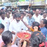 వీధి కుక్కల స్వైర విహారం: స్థానికుల్లో ఆందోళన