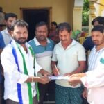 ఘనంగా పూలమాలలు..బాబాసాహెబ్ అంబేద్కర్ విగ్రహానికి ఎస్సీ,ఎస్టీ, వెల్ఫేర్ అసోసియేషన్ ఆధ్వర్యంలో 226వ వారం