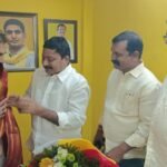 కో ఆపరేటివ్ టౌన్ బ్యాంక్ ఆవరణలో సహకారపతాకావిష్కరణ