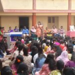 రూ. 5 లక్షల చెక్కును అందజేసిన నాయకులు