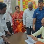 రాష్ట్ర గవర్నర్ కు విమానాశ్రయంలో ఘన స్వాగతం పలికిన నగర మేయర్