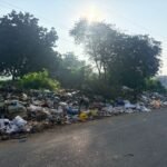 దుర్వాసనతో ప్రజల అవస్థ: కృష్ణా జిల్లా, పెద్దవుటపల్లి వద్ద రోడ్డు పక్కన పేరుకుపోయిన చెత్త.