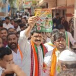 దుర్వాసనతో ప్రజల అవస్థ: కృష్ణా జిల్లా, పెద్దవుటపల్లి వద్ద రోడ్డు పక్కన పేరుకుపోయిన చెత్త.