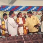 జ్యోతిరావు పూలే వర్ధంతి సందర్భంగా కాంస్య విగ్రహానికి పూలమాలవేసి ఘన నివాళులు అర్పించిన వైసీపీ నాయకులు