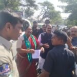 మద్యం షాపులు వద్దని వెలసిన బ్యానర్లు