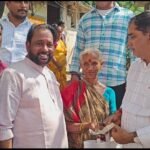 రామచంద్రపురంలో ఎన్టీఆర్ భరోసా పెన్షన్లను పంపిణీ చేసిన ఆర్డీవో