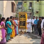 బాదితురాలుకు సిఎం ఆర్ ఎఫ్ చెక్కు అందజేసిన బొజ్జల బృందమ్మ