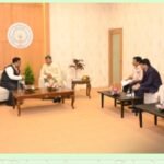 విశాఖపట్నంలోని బురుజుపేటలో ప్రతిష్ఠాత్మకంగా జరగనున్న శ్రీశ్రీశ్రీ కనకమహాలక్ష్మి అమ్మవారి మార్గశిర మహోత్సవం ఏర్పాట్లపై రాష్ట్ర దేవదాయ శాఖ మంత్రి శ్రీ ఆనం రామనారాయణ రెడ్డి గారిని ఆలయ ఉప కమిషనర్ & కార్యనిర్వాహణాధికారి మర్యాదపూర్వకంగా కలిసి ఆహ్వాన పత్రికను అందజేశారు.