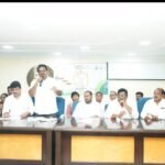 విశాఖ ఉత్తర నియోజకవర్గం 24వార్డు ఆక్సిజన్ టవర్స్ వద్ద కోటి సంతకాలు సేకరణ కార్యక్రమంలో పాల్గొన్న – శ్రీ కె.కె రాజు ..*