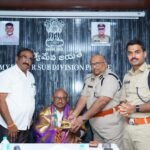 సిఐని సన్మానించిన బిజెపి మండలాధ్యక్షుడు సాయం శ్రీధర్ బిజెపి నాయకులు