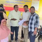 తుఫాన్ సెంటర్ కాలనీలో అన్నదాన కార్యక్రమం చేపట్టిన టిడిపి నాయకులు