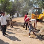 ఉప్పల్వాయి గ్రామంలో ఎన్నికల ఓటమి.. మద్యం బాటిల్స్‌తో పంచాయతి ముందు మహిళలు ఆందోళన!