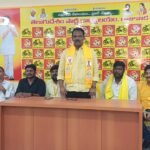 యారాడ బీచ్ వద్ద ఒడ్డుకు కొట్టుకొచ్చిన భారీ తిమింగలం