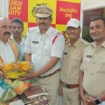 మంత్రి ఫరూక్ ని మర్యాదపూర్వకంగా కలిసిన నూతన ట్రాఫిక్ సీఐ చాంద్ బాషా