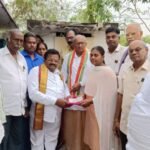 కూలీలకు భోజనం ప్యాకెట్ లను పంపిని చేసిన భోళా శంకర్ సేవా సమితి