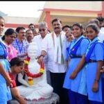 విద్య వ్యవస్థలో మార్పుకు అనుగుణంగా సూచనలు ఇవ్వండి.